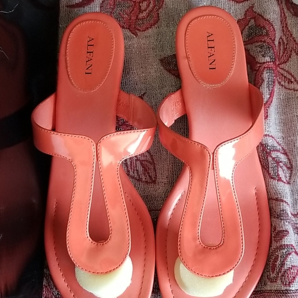 New Alfani Thong Sandals - Picture 1 of 5